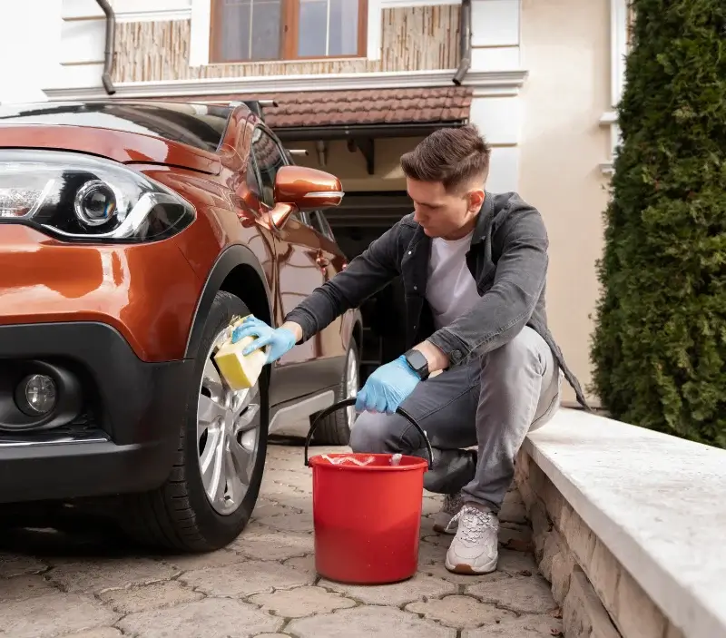 Lavage auto à domicile Monguilhem : professionnel intervenant sur un véhicule